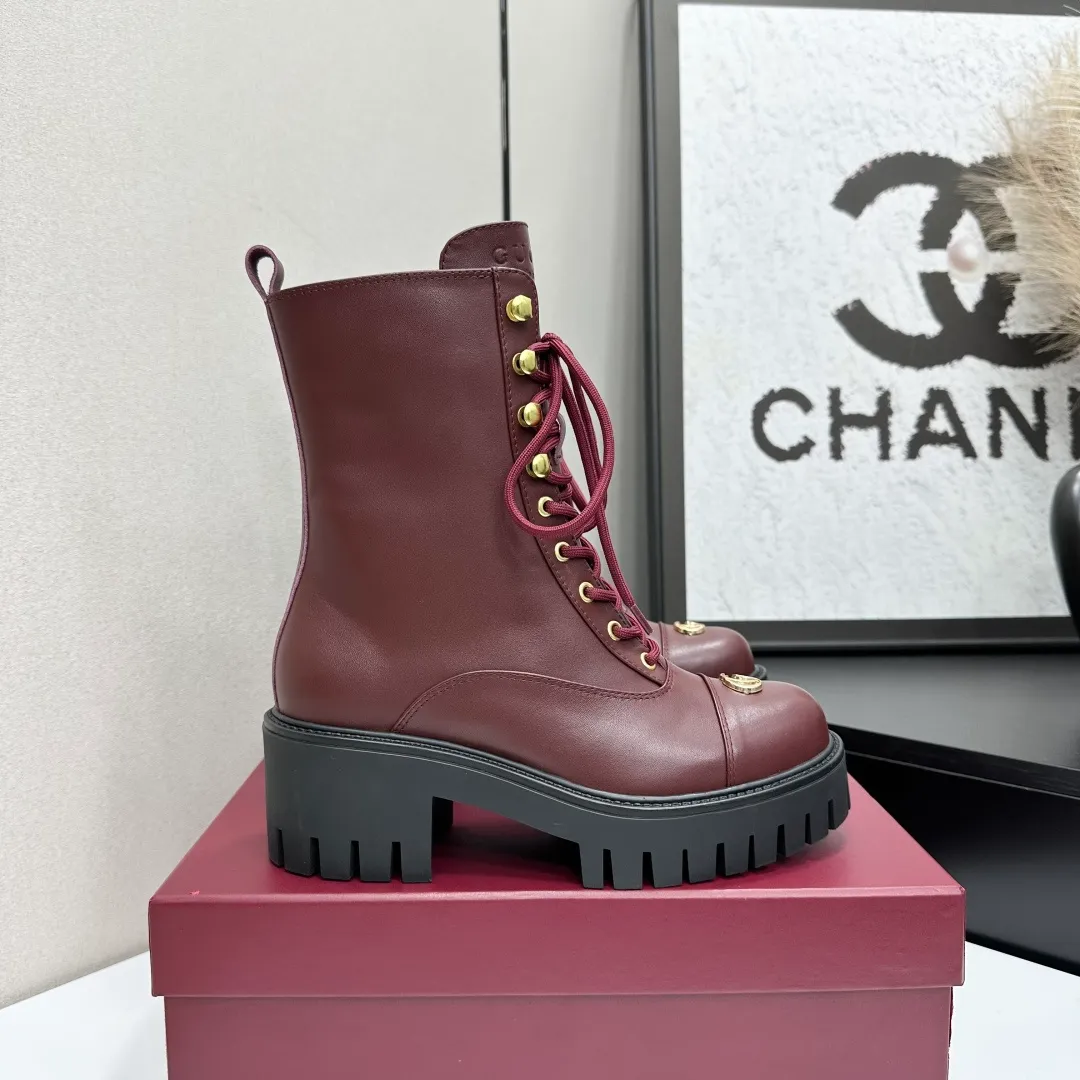 👟👟Ex-factory price 840👟👟 Highest version 2025 Gucci autumn and winter latest GUCCI mid-heel grooved thick-soled horsebit ankle Chelsea boots 🆙Purchase level high-end boutique goods🆙 This short boots is ingenious and combines the fashionable elements of boots and moccasins, with lightweight foam rubber groove soles , archive patterns continue to shine in Gucci’s new series, and the classic horsebit-shaped accessories highlight the brand’s equestrian heritage. It doubles the charm of the entire design and injects exquisite sophistication into daily shoes 😘 Fabric: Imported calfskin + embossed craftsmanship Inner/foot pads: Shuiqi cowhide Outsole: 1:1 mold rubber foam high toughness 4.5 cm thick sole Absolutely not heavy or rigid, nor will it collapse All materials and processes are consistent with the Y version Size: 35-42 standard code 404142 customized Heel height: 4.5CM Forefoot 2.5 cm Packaging: High-end packaging at the counter